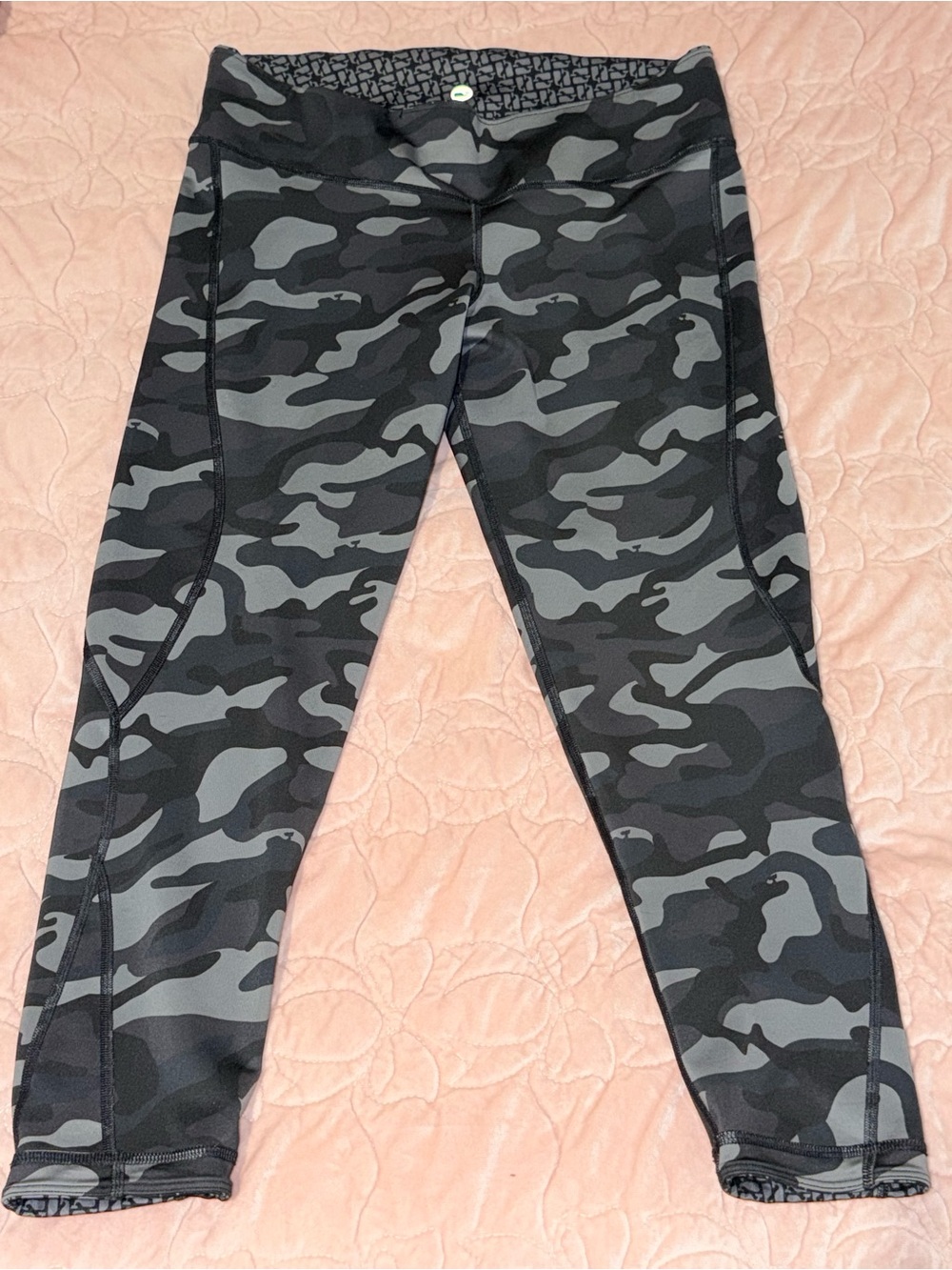 Vineyard Vines Women’s Black & Gray Camo Performance Leggings